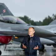Donald Tusk cu F16 în spate FOTO Profimedia