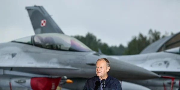 Donald Tusk cu F16 în spate FOTO Profimedia 