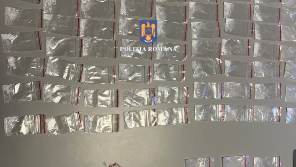 Peste 100 de plicuri cu droguri găsite în casa unui bărbat reclamat pentru violență domestică VIDEO