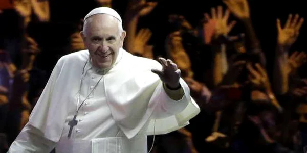 Papa Francisc salută mulţimea în timpul vizitei la Philadelphia Pennsylvania FOTO AP