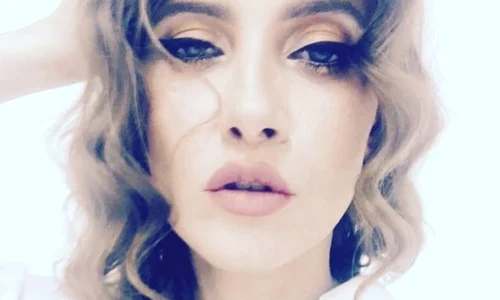 Iulia Albu natural jpeg