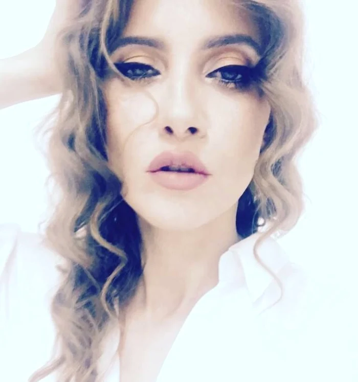 Iulia Albu natural jpeg