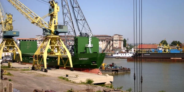 Dana 32 din Portul Galaţi FOTO C Crângan