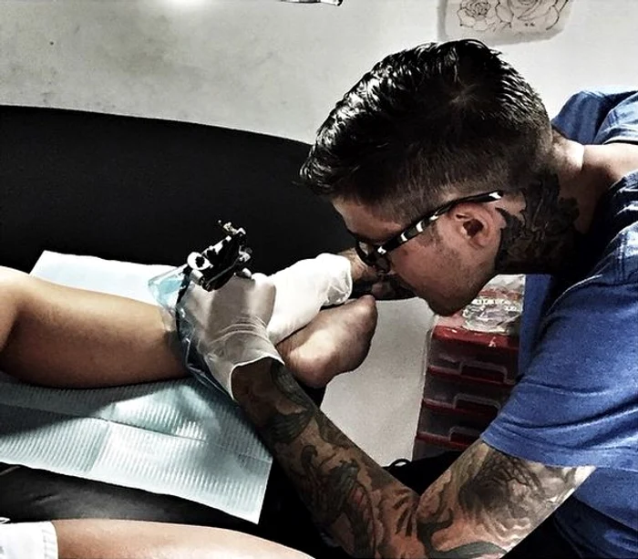 Artista şi-a scris două cuvinte pe gleznă