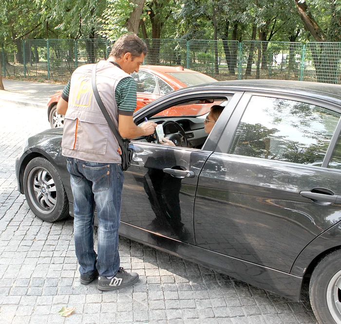 
    Carmen Ion, o şoferiţă din Bucureşti,  ne-a declarat că e de acord să plătească taxa, dar speră ca locurile de parcare  să fie întreţinute corespunzător (Fotografii: Florin Şuler)  