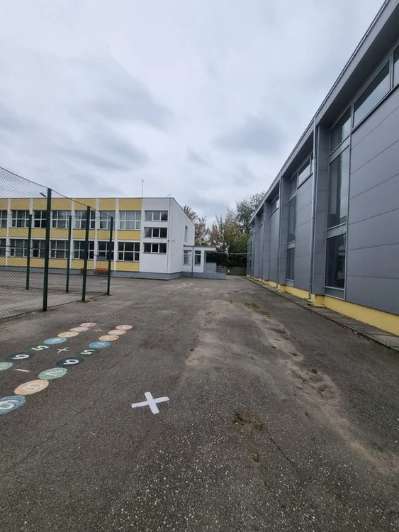 Elevii Școlii 153 vor avea parte de locuri de joacă, dar și de un amfiteatru, unde-și vor putea desfășura orele de curs