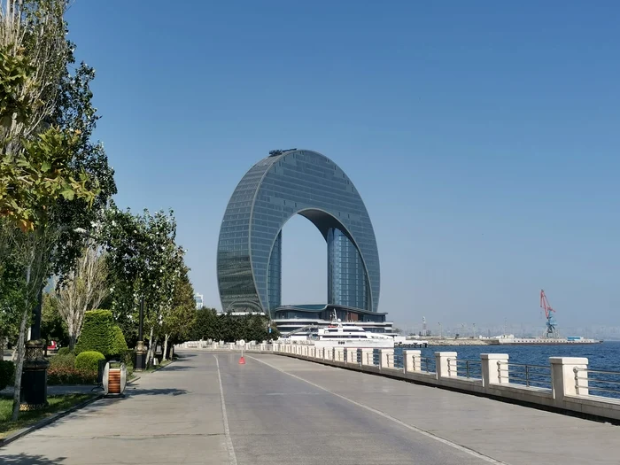 Clădire futuristă în Baku FOTO Ștefan Both