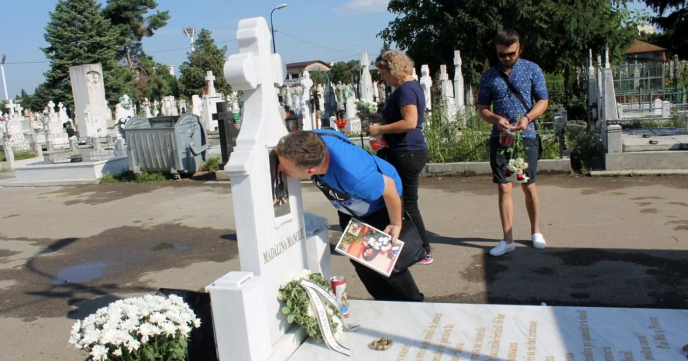 Daniel Gheorghe, cel mai mare fan al Mădălinei Manole, prezent sâmbătă la mormântul artistei FOTO Diana Frîncu