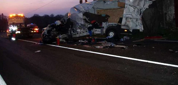 Maşina condusă de şoferul de 22 de ani a fost distrusă în accident. Foto: charentelibre.fr