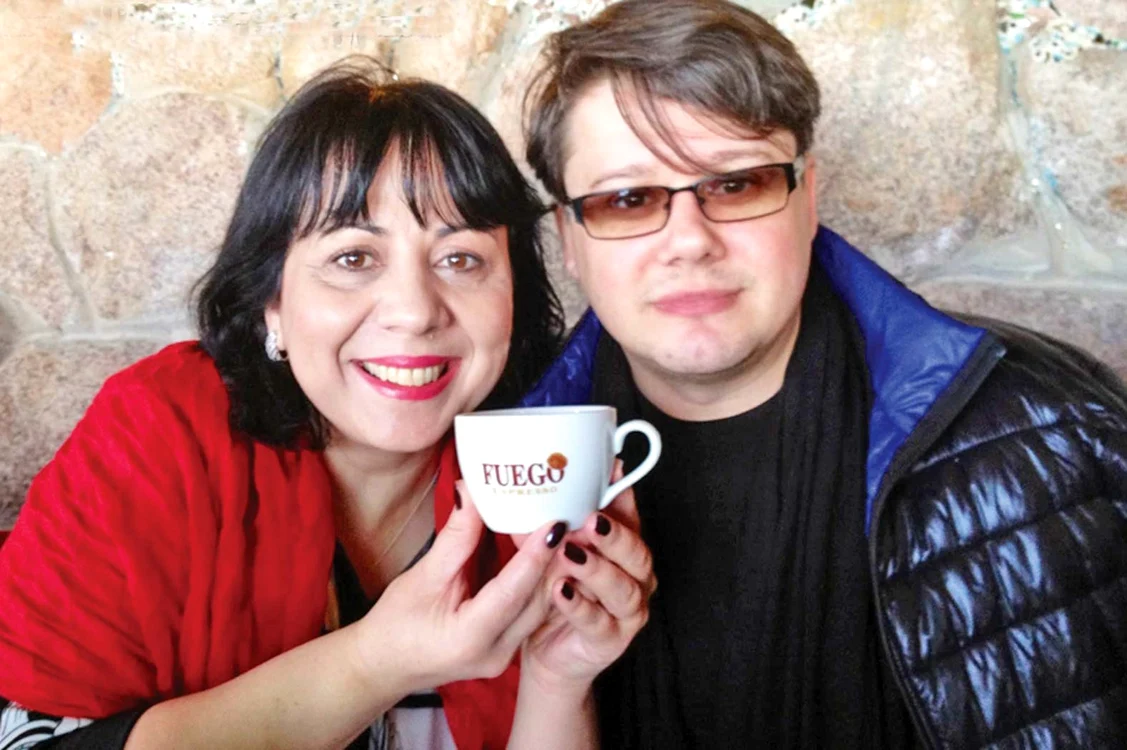 
    Fuego şi solista Alina, de la trupa Alesis, încântaţi de cafeaua inedită   