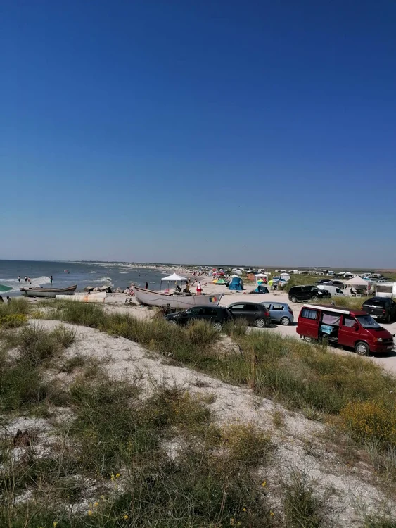 Panourile ARBDD care arată că este interzisă camparea în zona plajelor sălbatice din Vadu, Corbu și Midia