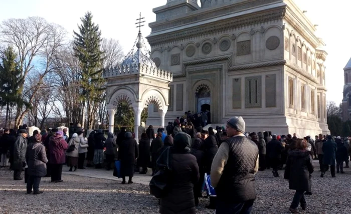 Mulţi pelerini au venit încă de aseară la Curtea de Argeş FOTO: ziarulprofit.ro