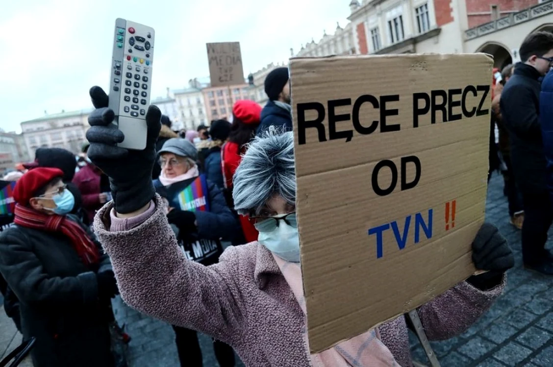 Proteste în Polonia după adoptarea unei legi privind mass-media străină FOTO via News.ro