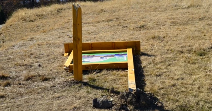 Turistii au vandalizat traseul 