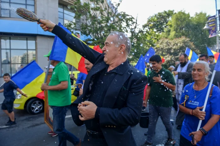 Gigi Becali a sfintit cu agiasma pe Calea Victoriei FOTO Mediafax 