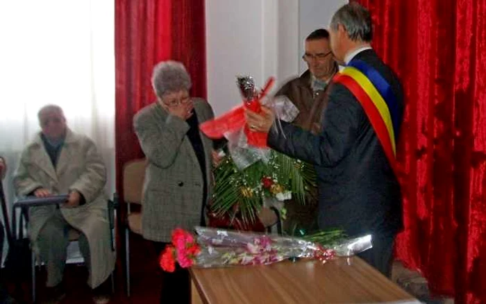 Părinţii Laurei Vizireanu au primit distincţia cu lacrimi în ochi FOTO adevarul.ro