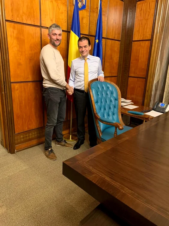 Răzvan Ştefănescu, românul stabilit în Suedia care a stârnit un imens scandal după ce a condus o maşină cu plăcuţe anti-PSD, în biroul premierului Ludovic Orban