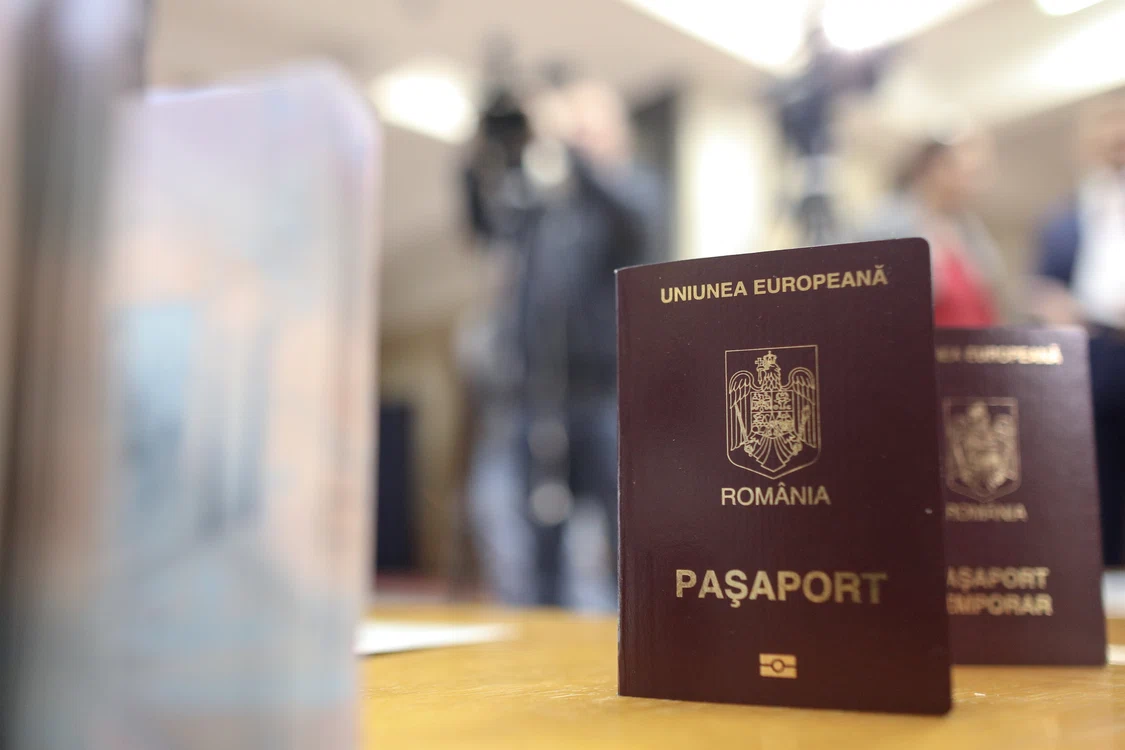 Pașaport românesc. FOTO: Inquam Photos / Alexandru Bușcă