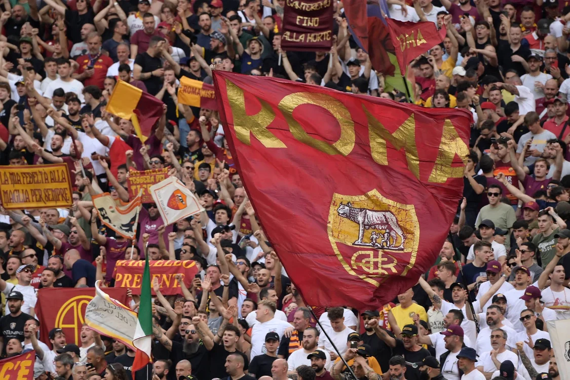 Fanii lui AS Roma, duel încins cu cei ai Sevillei. Foto Facebook