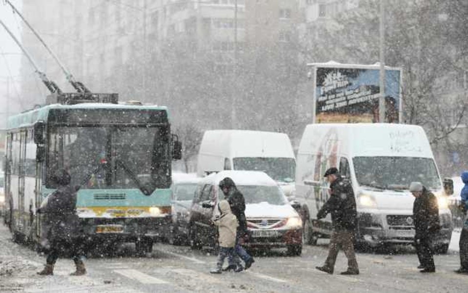 Vreme mult mai rece decât ar fi normal în această perioadă, în Capitală. Ghețuș și temperaturi cu minus  