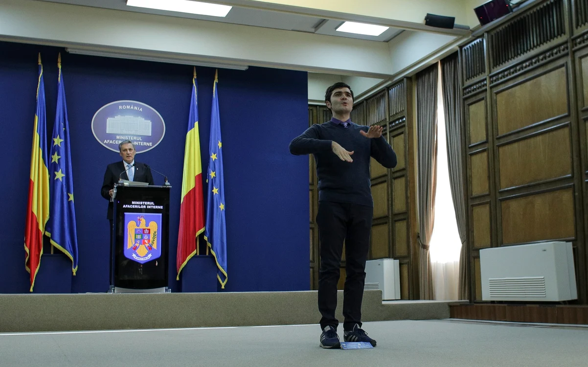 Bogdan Anicescu este chemat de autorități atunci când au loc anunțuri importante. El transformă mesajul în limbaj pentru persoanele cu deficiențe de auz