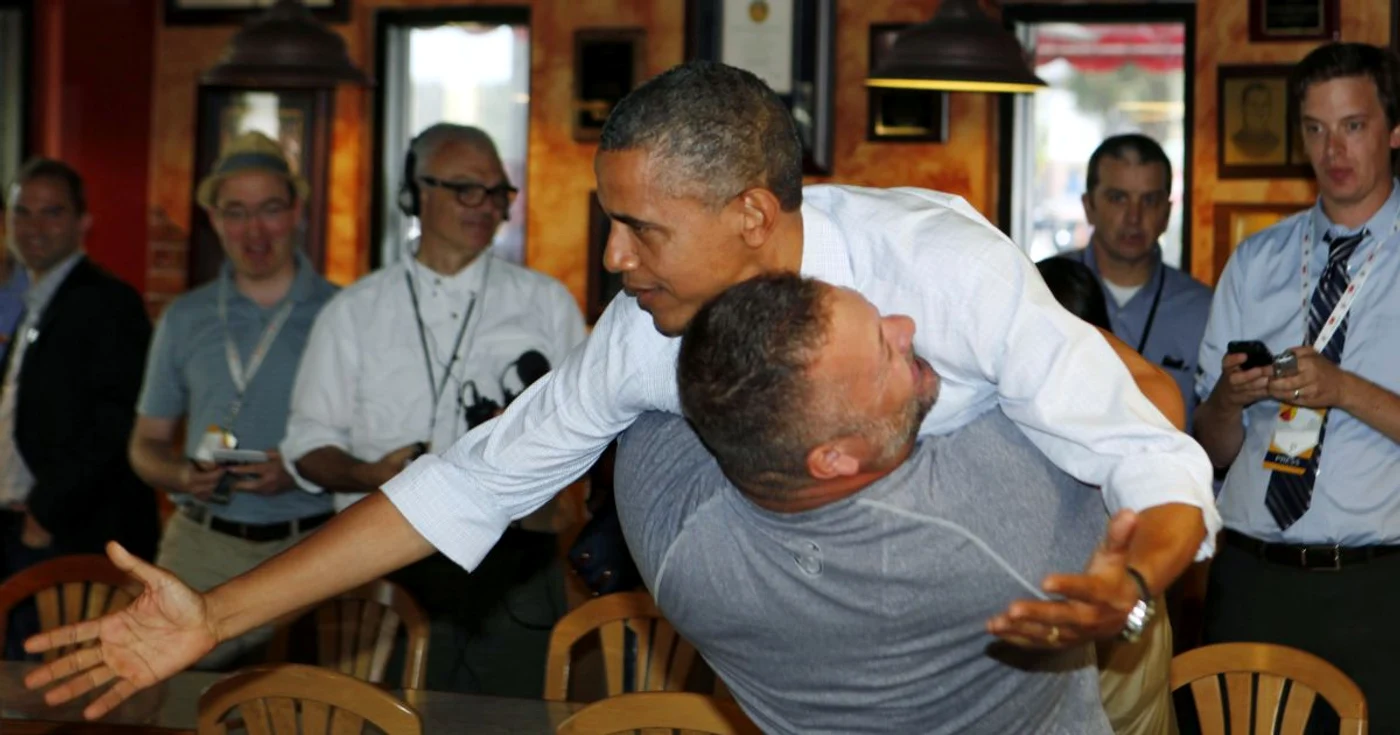 Obama a fost ridicat în braţe de proprietarul unei pizzerii. FOTO Reuters