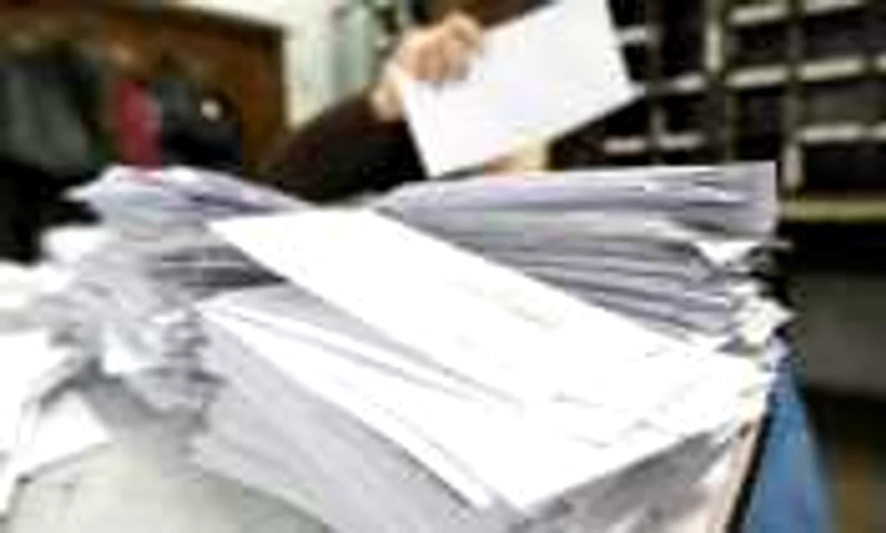 Salariaţii au fost prinşi în flagrant în timp ce deschideau scrisorile