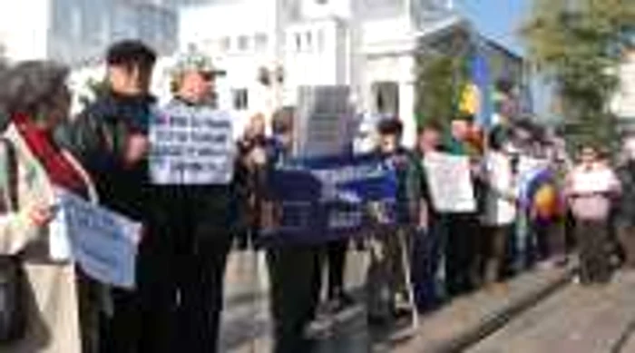 Pensionarii vor picheta în fiecare lună 