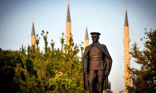 Turcia: sfȃrşitul unui veac de kemalism jpeg