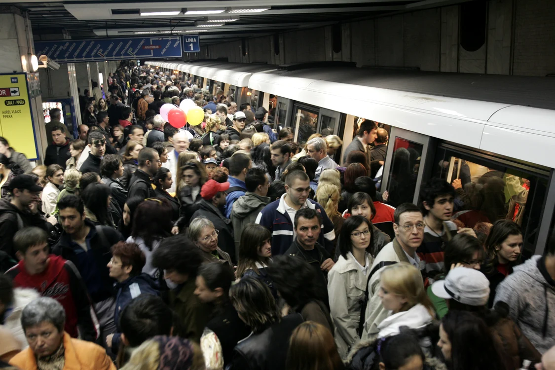 
    La orele de vârf, stațiile de la metrou sunt arhipline   