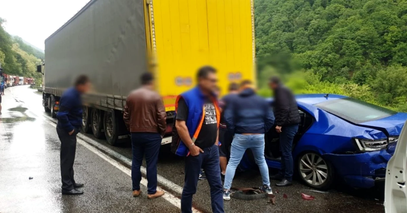Accident pe Valea Oltului - DN 7 în Vâlcea cu trafic blocat total în urma coliziunii dintre două TIR-uri şi două maşini Foto Adevărul