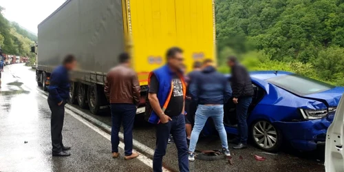 Accident pe Valea Oltului - DN 7 în Vâlcea cu trafic blocat total în urma coliziunii dintre două TIR-uri şi două maşini Foto Adevărul