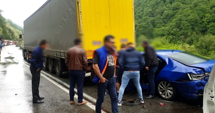 Accident pe Valea Oltului - DN 7 în Vâlcea cu trafic blocat total în urma coliziunii dintre două TIR-uri şi două maşini Foto Adevărul