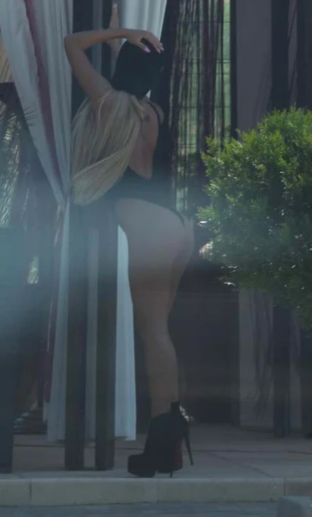 Loredana a purtat o ţinută parcă desprinsă din filmele pentru adulţi