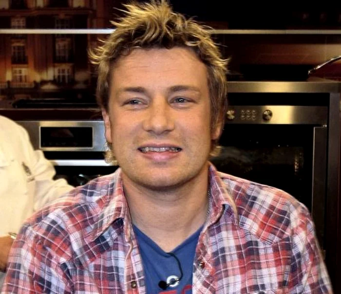 Jamie Oliver se pricepe şi la mâncare, şi la copii. (Foto: EPA)