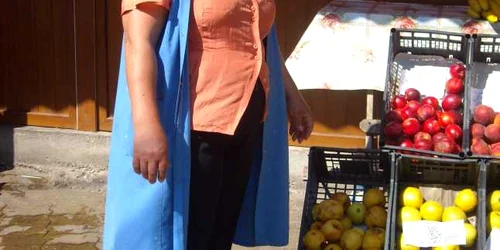 Târgovişte: Laura Banaga vinde fructe târgoviştenilor de 25 de ani
