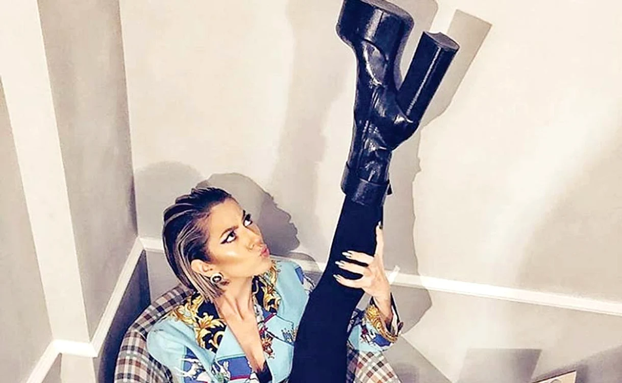 
    Lidia Buble a renunțat la imaginea de fată cuminte și și-a schimbat garderoba  