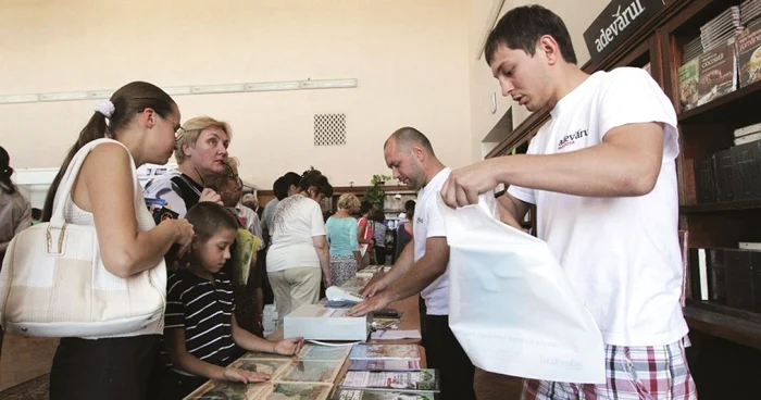 Oamenii au făcut cozi la ultimul târg, de la sfârșitul lui august. Foto: Tudor Iovu