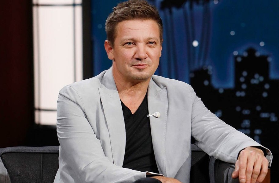 Starul Marvel, Jeremy Renner, „are multe pentru care trebuie să lupte”, la un an după accidentul cu plugul de zăpadă