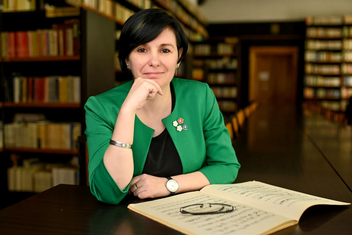 Profesoara își evaluaează elevii în stilul „Vocea României” FOTO poiectulmerito.ro