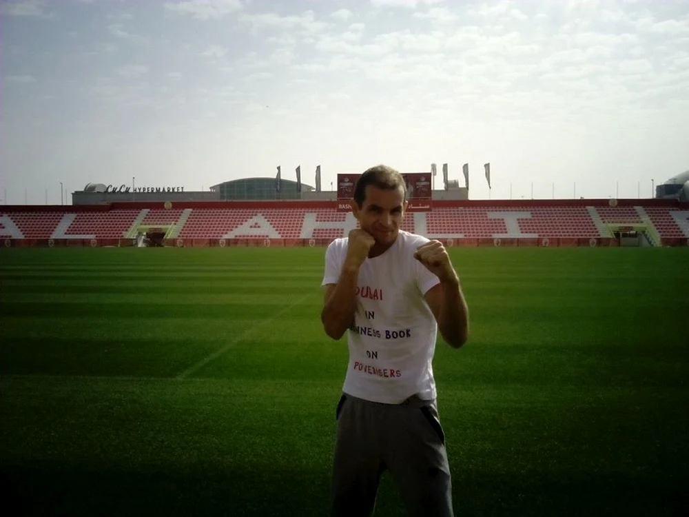 Ştefan Cojocnean pe stadionul echipei Al Ahli din Dubai Foto: Facebook