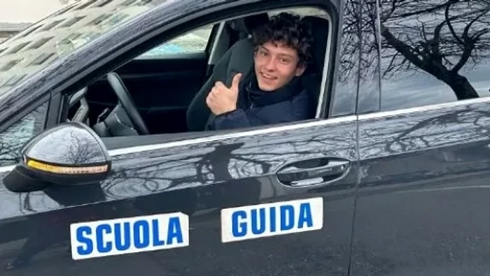 Kimi și mașina pe care a condus-o la examenul auto  FOTO gazzetta.it
