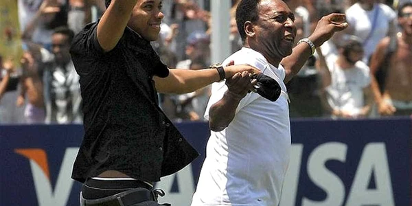 Robinho, alături de Pele