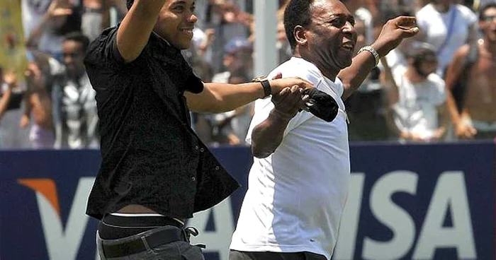 Robinho, alături de Pele