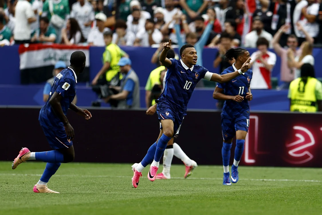 Mbappe a celebrat „dubla” reușită în meciul cu Irak (Foto: EPAImages)