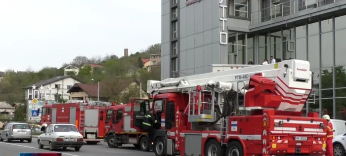 Incendiul a izbucnit la ultimul etaj al clădirii, unde sunt poziţionate birourile FOTO: captura video PTV Oltenia