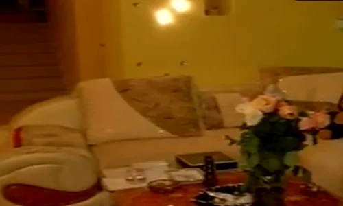 Așa arată livingul vilei în care a locuit Costin jpeg