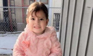 Agenții de imigrare din SUA ICE au reținut o fetiță de doi ani din Minnesota FOTO: X/@allenanalysis