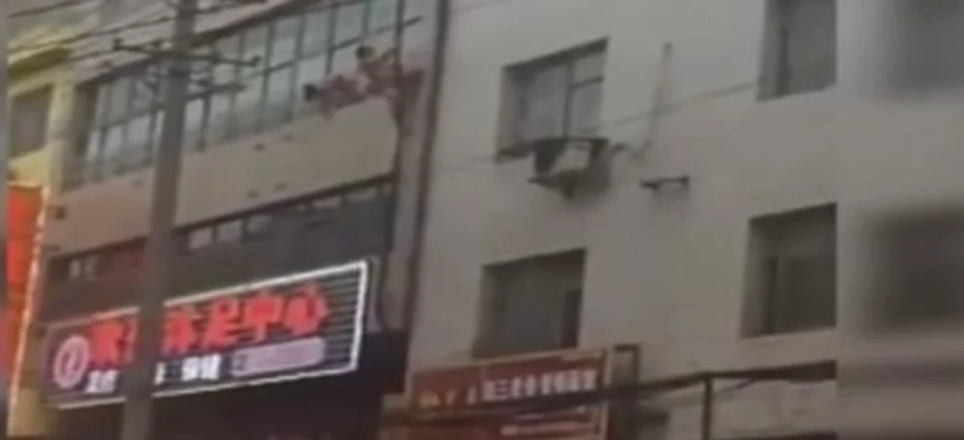 
    Bărbatul a fost prins în pat cu femeia altuiaFoto: captură video Youtube  