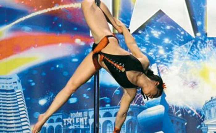 Mădălina Felea, executând gimnastică la bară